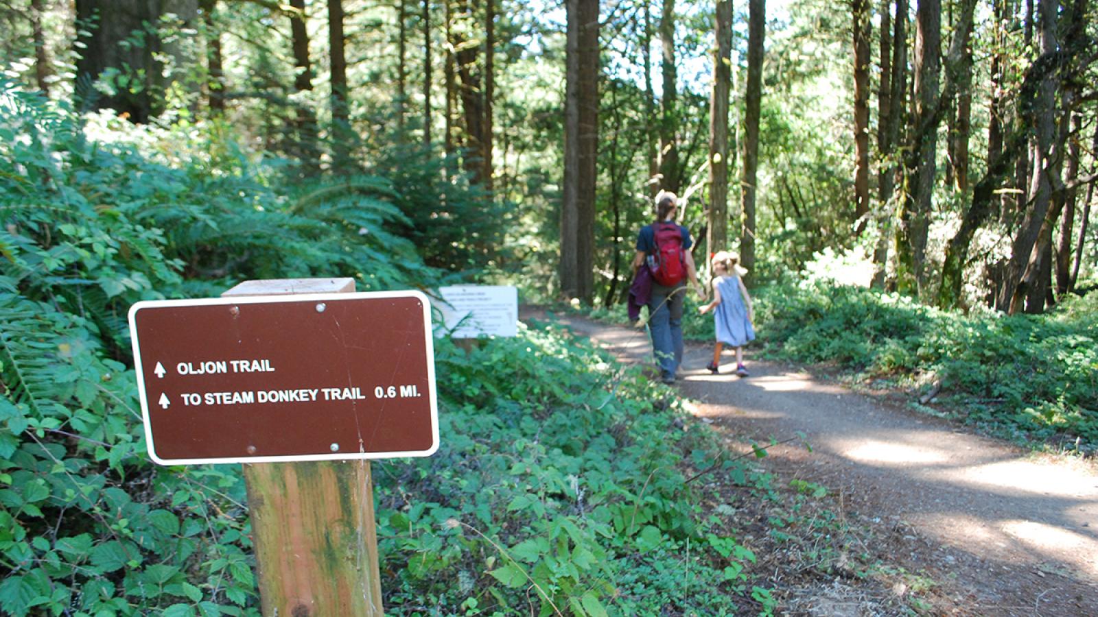 Hikers on the Oljon Trail in El Corte de Madera Creek Preserve. (Leigh Ann Gessner)